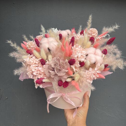 Композиция с сухоцветами и стабилизированной французской розой