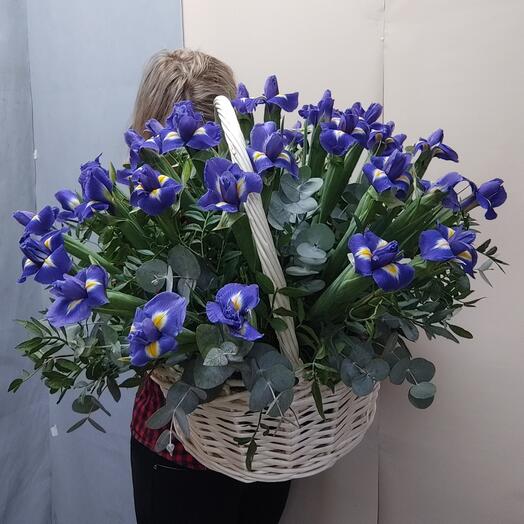 Корзина с цветами из ирисов 45