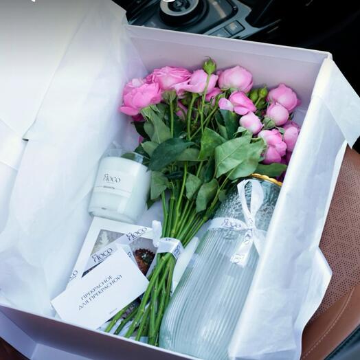 Premium box цветы в коробке с вазой розы пиoновидные