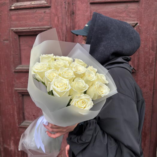 15 белых роз