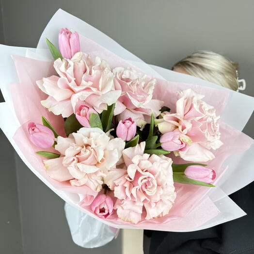 Французские розы с розовыми тюльпанами