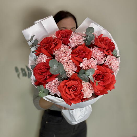 Красные розы «Nina и розовые диантусы 😍