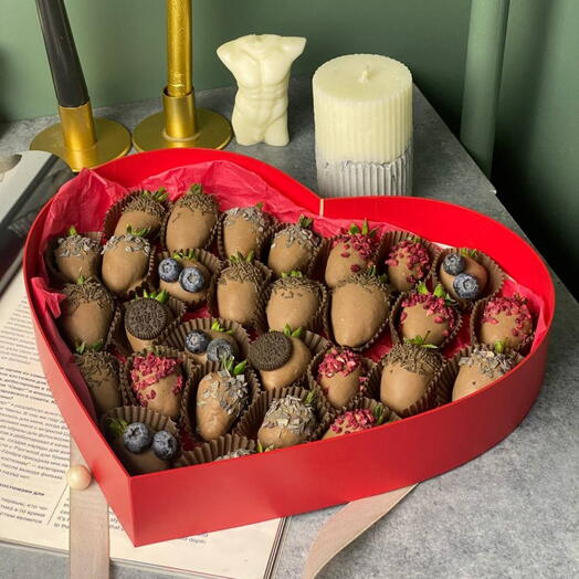 Клубника в шоколаде Съедобные букеты Сердце размер XL 32 см (25-30 🍓) Подарок