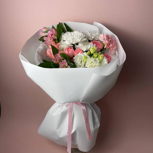 Букет с эустомой, хризантемой, альстромерией, гвоздикой и кустовой розой