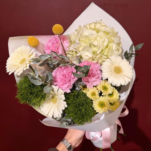 Букет с гортензией, диантусами и герберами в упаковке