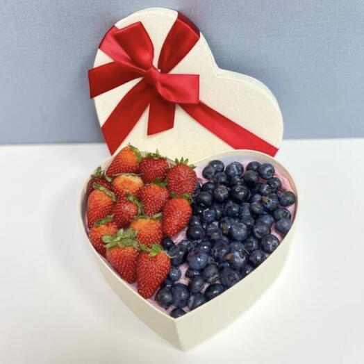 Ягоды в каробке серце