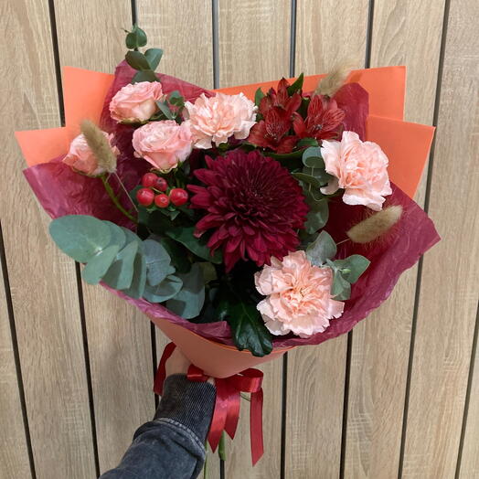 Яркий букет с сортовой хризантемой и персиковыми диантусами