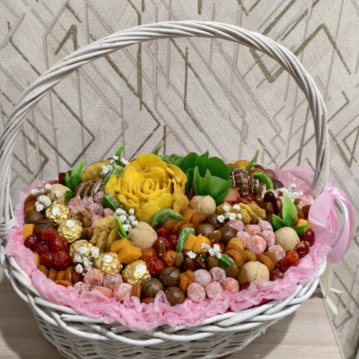 Корзина счастья из сухофруктов и орехов