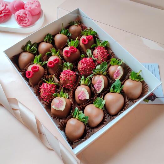 Клубника в шоколаде 20 - 25 шт с сублимированной малиной и инжиром