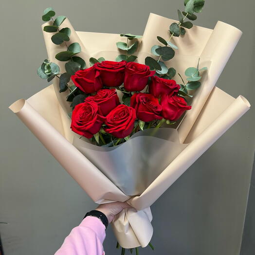 Букет из алых роз с эвкалиптом 🌹