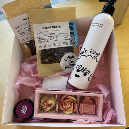 Подарочный набор с молочком для тела и лица, премиальным шоколадом ручной работы, медом и премиум чаем