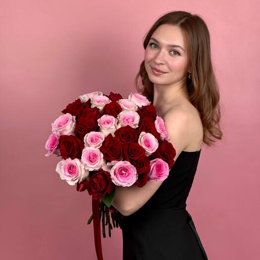 Яркий букет из 29 роз микс красно-розовых