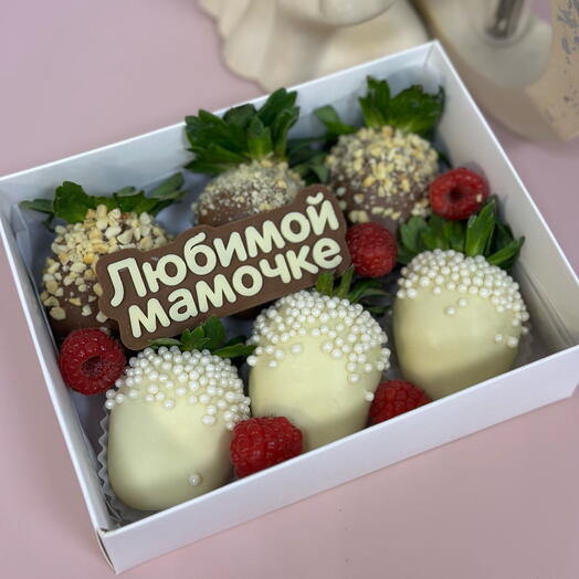Клубника в шоколаде в подарок для мамы