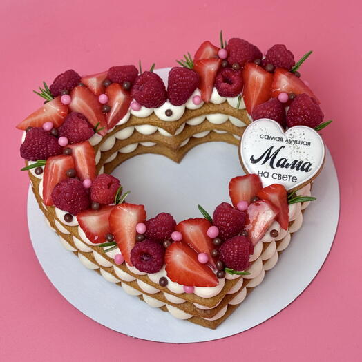 Торт сердце со свежими ягодами и пряником самой лучшей маме