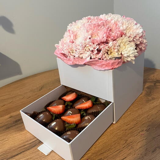 Клубника в шоколаде с хризантемой