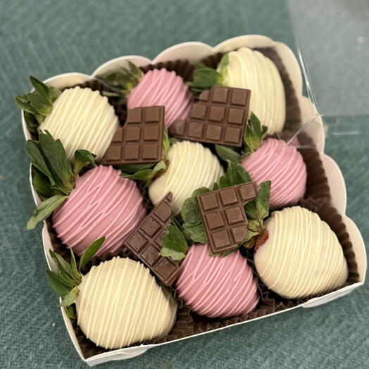Клубника в розовом и белом шоколаде 9шт