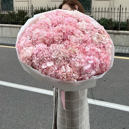 Букет из розовых гортензий