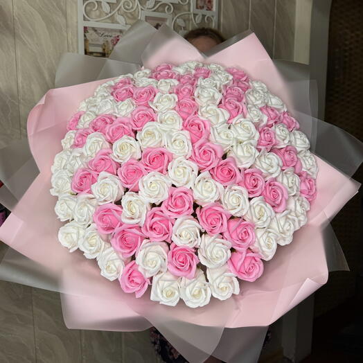 101 бело-розовые мыльные розы букет