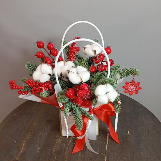 Композиция из нобилиса, хлопка и новогоднего декора