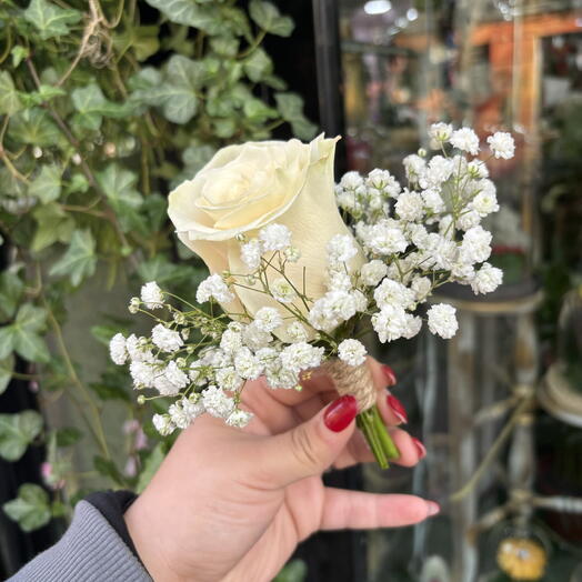 groom's white rose boutonniere