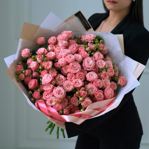 Букет из пионовидных кустовых роз "Мадам Бомбастик"