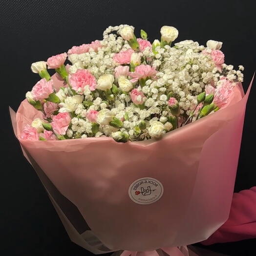 🌸 Mia - ніжний букет з рожевих кустових гвоздик і сніжно-білої гіпсофіли