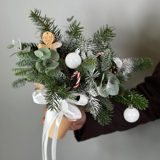 Композиция Печеня с нобилисом,эвкалиптом,елочными игрушками