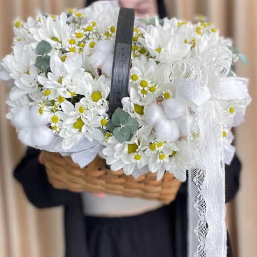 Корзина с цветами ромашки