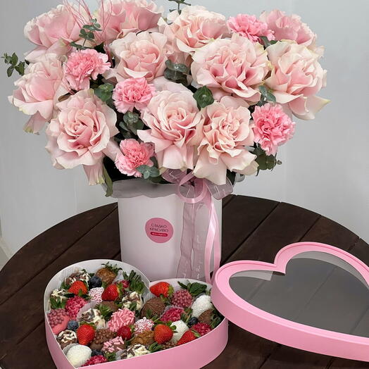 Нежное комбо💗 Композиция с ажурными розами и сердцем клубники