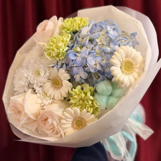 Букет с голубой гортензией и ароматными розами 🩵