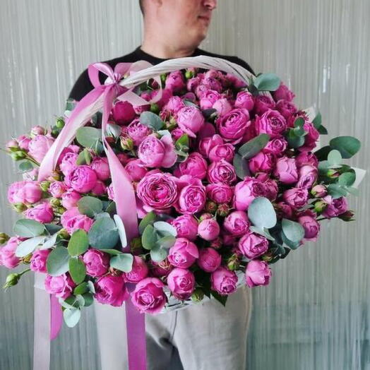 Корзина с  пионовидными розами
