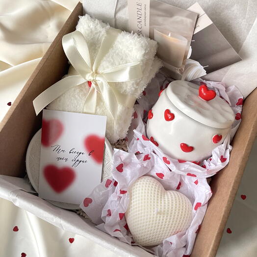 Подарочный набор со свечами и мягкими носочками