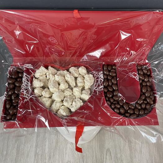 Набор сладостей I love you Кешью, миндаль, кокос в шоколаде