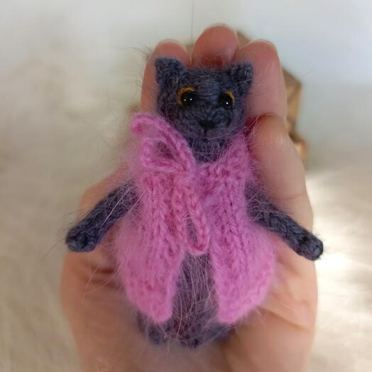 Кошечка британская вязаная в кофточке