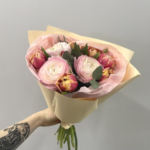 Комплимент с тюльпанами и ранункулюсами