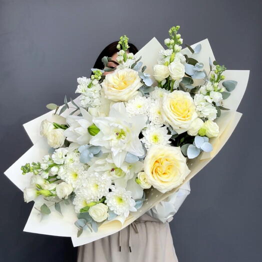 Моно букет с лилией