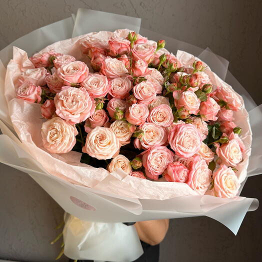 Mono bouquet of 15 bushy peony-shaped roses by Madame Bombastic