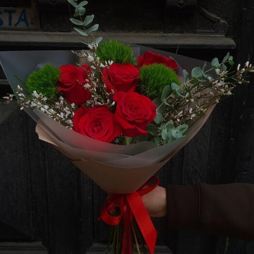 Букет Amore с красными розами и душистой генистой
