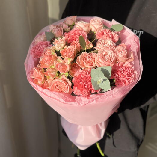 Букет из кустовых роз и стойких диантусов 🌸