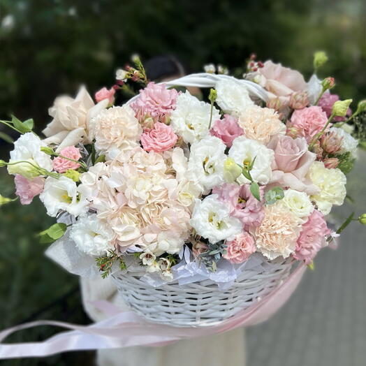 Grace Kelly basket with hydrangea and eustoma