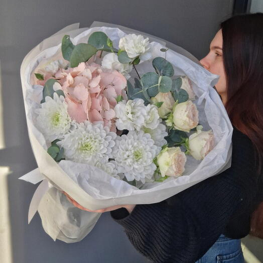 Нежный круглый букет кустовая роза, гортензия, кустовая хризантема