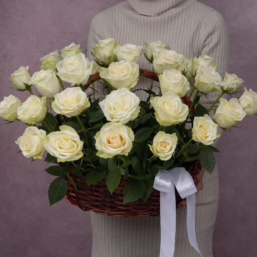 Корзина из 29 белых роз