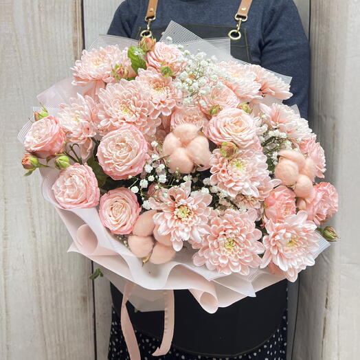 Букет из кустовой пионовидной розы, кустовой хризантемы , хлопка и гипсофилы Облако нежности