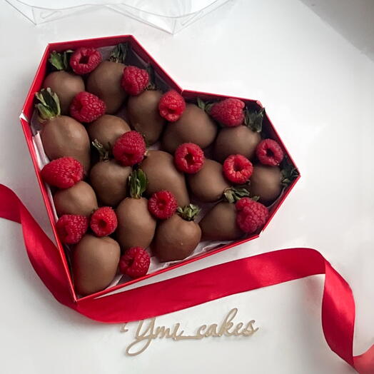 Клубника в шоколаде в коробочке «Сердце» Premium Raspberry, 12-16 ягод