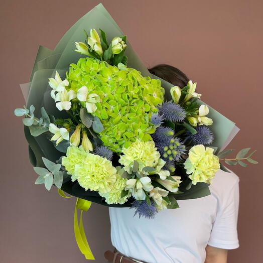 Авторский букет с зелёной гортензией и альстомерией