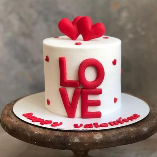 Валентиновский торт «LOVE» с сердцами