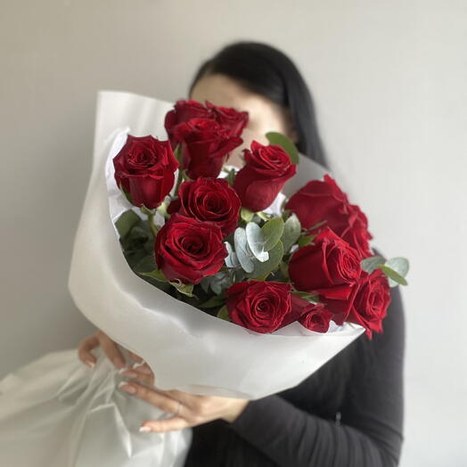 Букет из 15 красных роз и эвкалипта
