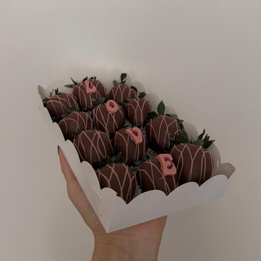 Клубника в шоколаде love на 8 марта