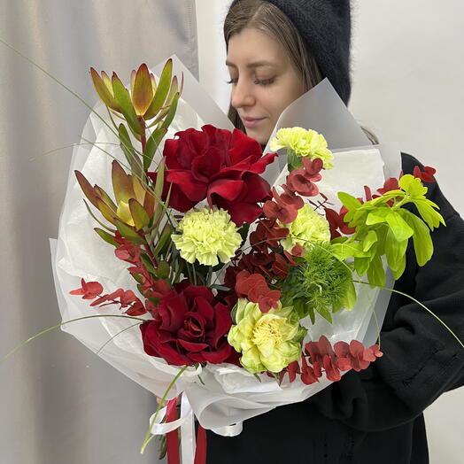Букет «Почему бы и нет?» в коробке: леукодендрон, роза Веджи(Вегги), роза Эксплорер, гвоздик киви, чойзия, эвкалипт, берграсс