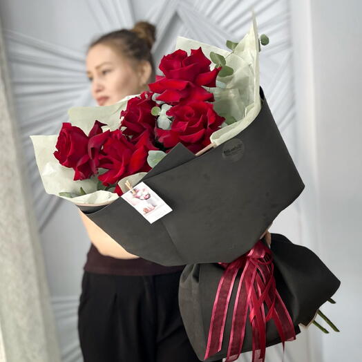 Букет из ажурных роз и эвкалипта